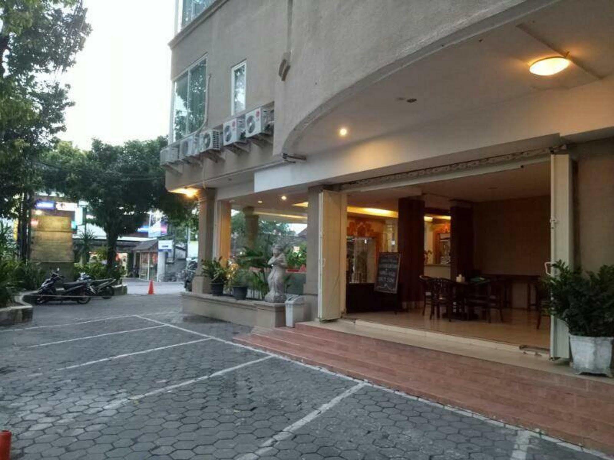 Hotel Reddoorz @ Raya Kuta Kuta Lombok Exterior foto